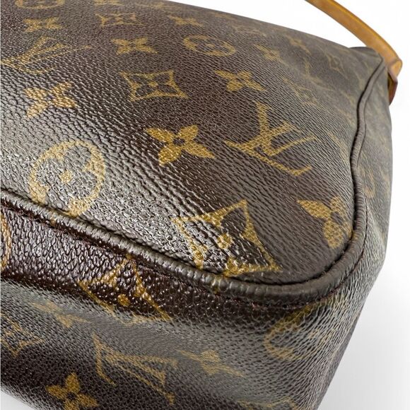 LOUIS VUITTON Looping GM Bag - Picture 8 of 16